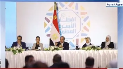 عاجل بالصور - الرئيس السيسي يجري حوارا مفتوحا مع المواطنين في الأسمرات