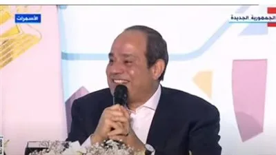 السيسي مداعبا طفلة في الأسمرات: 