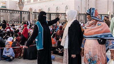 ارتفاع أعداد المتطوعين فى المسجد النبوي لأكثر من 80 شخصًا