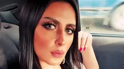 عاجل.. إنهيار والدة شيرين الطحان أثناء تشييع جثمانها 