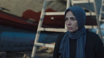 منى زكي تغادر لبلد غريب بصحبة أطفالها وتتحدى الواقع الذكوري وسط المراكب.. ملخص الحلقة الأولى من مسلسل 