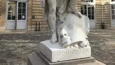 زاهي حواس يطالب فرنسا بإزالة تمثال شامبليون المسيئ للحضارة المصرية 