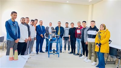 جامعة ٦ أكتوبر التكنولوجية تصنع أول ماكينة غزل ونسيج مُتنقلة بأيدي طلابها