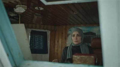 منى زكي تنتصر وتقود مركب الصيد بعد سخرية الصيادين لها.. ملخص أحداث الحلقة الثانية من مسلسل 