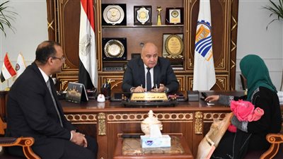 لبحث شكواهم.. محافظ قنا يستأنف استقبال المواطنين بمكتبه 