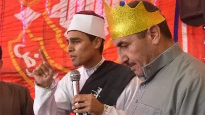 بالدموع.. طالب يتنازل عن رحلة عمرة لوالده بالمنوفية