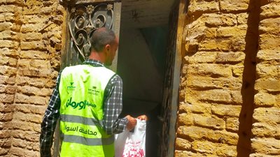 وزيع لحوم على أكثر من 800 أسرة ضمن الأسر الأولى بالرعاية في أسوان