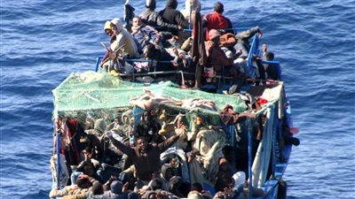 عاجل.. قارب مهاجرين ينذر بكارثة إنسانية في عرض البحر المتوسط