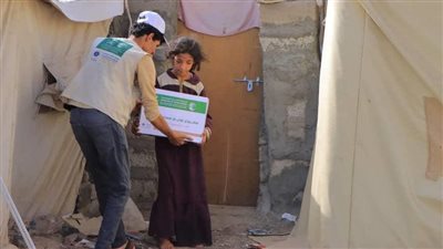 مركز الملك سلمان للإغاثة يوزّع 3.895 كرتون تمر للنازحين في مأرب
