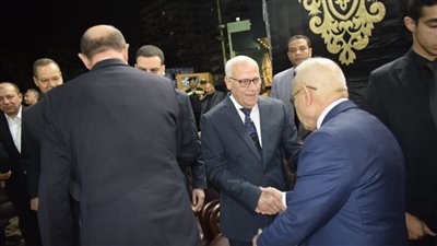 محافظ بورسعيد يتلقى العزاء في وفاة مدير الأمن