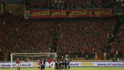 جماهير الأهلي تحتفل مع اللاعبين بعد الفوز على بيراميدز والتتويج بكأس مصر