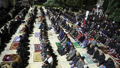 شاهد.. 20 ألف مصل يؤدون صلاتي العشاء والتراويح في المسجد الأقصى