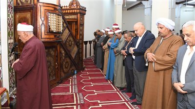 محافظ قنا يفتتح مسجد الفتح بجزيرة العبل بالوقف ويؤدي به صلاة التراويح