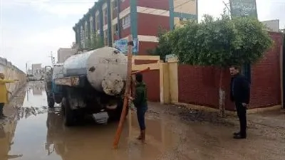 جهود مكثفة لشفط مياه الأمطار المتراكمة بالطرق والشوارع في الشرقية