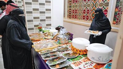 طاهيات رفحاء يتنافسن بأشهى المأكولات الرمضانية