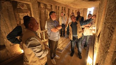 وزير السياحة والآثار يتفقد منطقة آثار سقارة ويلتقي بعثة الحفائر العاملة بها 