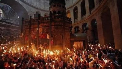 أقباط العالم يحتفلون بخروج النور المقدس من قبر السيد المسيح بالقدس