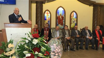 محافظ الجيزة يحضر قداس عيد القيامة بالكنيسة الإنجيلية بالجيزة