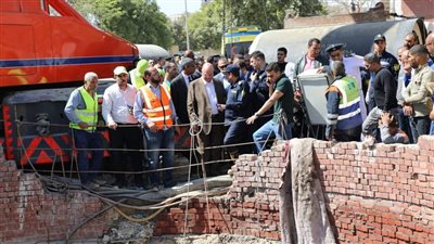 محافظ القاهرة يتفقد أعمال إنقاذ عمال الصرف بحلوان وانتشال 5 جثث (صور)