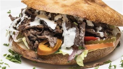 الشاورما التركية.. تعرف على عملها بألذ طعم ومعرفة عمل الصوصات بجانبها