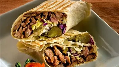 بتكاليف اقتصادية.. تعرف على طريقة تحضير شاورما اللحم السوري.