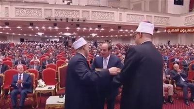 شاهد.. شيخ الأزهر يهدي الرئيس السيسي نسخة من القرآن الكريم
