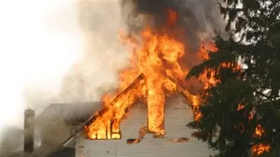 ماس كهربائي.. تفاصيل إصابة شخص في حريق شقة سكنية بالوراق