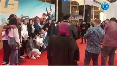 نجوم الفن يلتقطون الصور ويحتفلون بالعرض الخاص لفيلم 