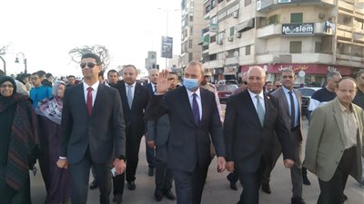 محافظ القليوبية يشارك المواطنين احتفالاتهم بعيد الفطر ببنها