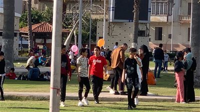 زحام شديد في حديقة المسلة أكبر تجمع للاحتفال بالعيد في بورسعيد