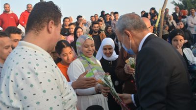 محافظ القليوبية يوزع الورود والهدايا على المواطنين