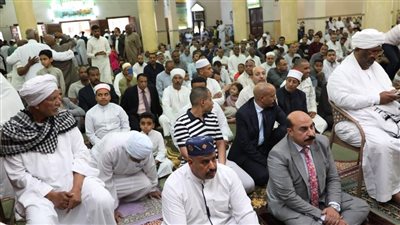 محافظ أسوان يؤدى صلاة عيد الفطر بمسجد الجعفرية بحي العقاد