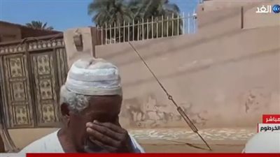 مسن سوداني ينهار من البكاء على الهواء حزنا على الأوضاع بالخرطوم (فيديو)