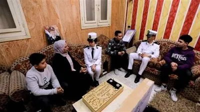 الداخلية تشارك أسر الشهداء الاحتفال بعيد الفطر وتوزع عليهم هدية الرئيس (فيديو)