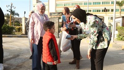 توزيع الورد على المارة احتفالا بعيد الفطر في كفر الشيخ