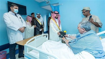 الأمير فهد بن محمد يعايد المنومين بمستشفى الملك خالد بالخرج