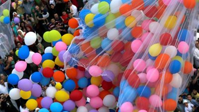 بمناسبة عيد الفطر.. رجال الشرطة يشاركون المواطنين الإحتفال بالعيد بتوزيع الهدايا 