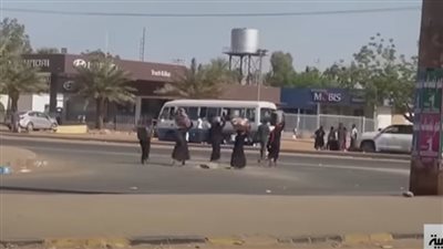 مشاهد لنزوح مئات السودانيين من الخرطوم هربا من القذائف الطائشة (فيديو)