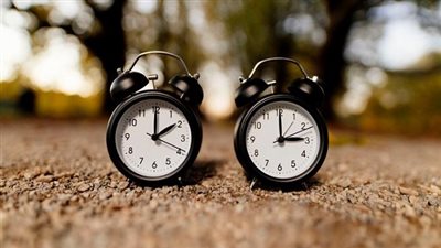 التوقيت الصيفي.. موعد تغيير عقارب الساعة وتقديمها 60 دقيقة رسميا في مصر (القصة الكاملة)