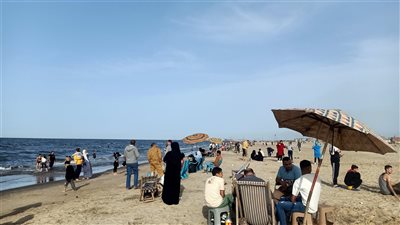 توافد وإقبال المواطنين على شاطئ جمصة في ثالث أيام عيد الفطر (صور)