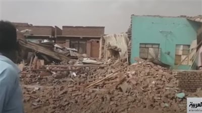 شاهد.. تعرض منطقة الكلاكلة جنوب الخرطوم لـ القصف (فيديو)