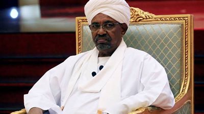 عاجل.. مكتب البرهان: البشير لم يهرب ومازال متواجدا في أحد المستشفيات العسكرية