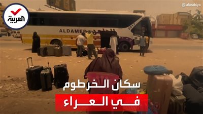 شاهد.. سودانيون يفترشون شوارع الخرطوم بين ناري الاقتتال وأسعار تذاكر الهروب