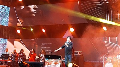 تفاعل نجوم الفن وأهالي العريش على أغاني محمد منير في فعاليات سباق الهجن