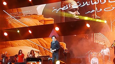 محمد منير يبدأ حفله بالعريش علي أغنية 