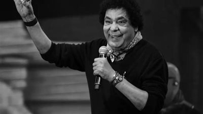 محمد منير يساند وزيرة الثقافة السابقة إيناس عبد الدايم في عزاء زوجها