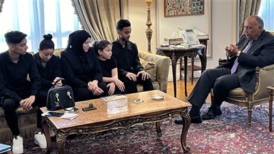 سامح شكري يستقبل أسرة الشهيد محمد الغراوي فقيد وزارة الخارجية بالخرطوم (فيديو)