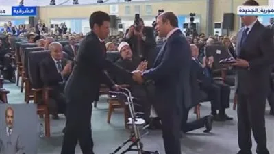 لافتة إنسانية.. السيسي يتوجه لأحد العمال من ذوي الهمم لتكريمه