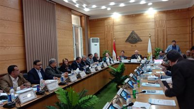 رئيس جامعة بنها يناقش الاستعدادات لامتحانات الفصل الدراسي الثاني