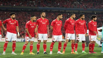 بسبب دكة البدلاء.. نجم الأهلي يطلب الرحيل